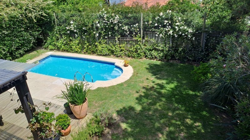 Moderna casa 3 dorm con pileta en Manantiales para alquiler
